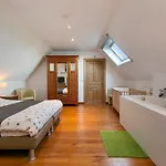 Hoeve T' Korenhof - *